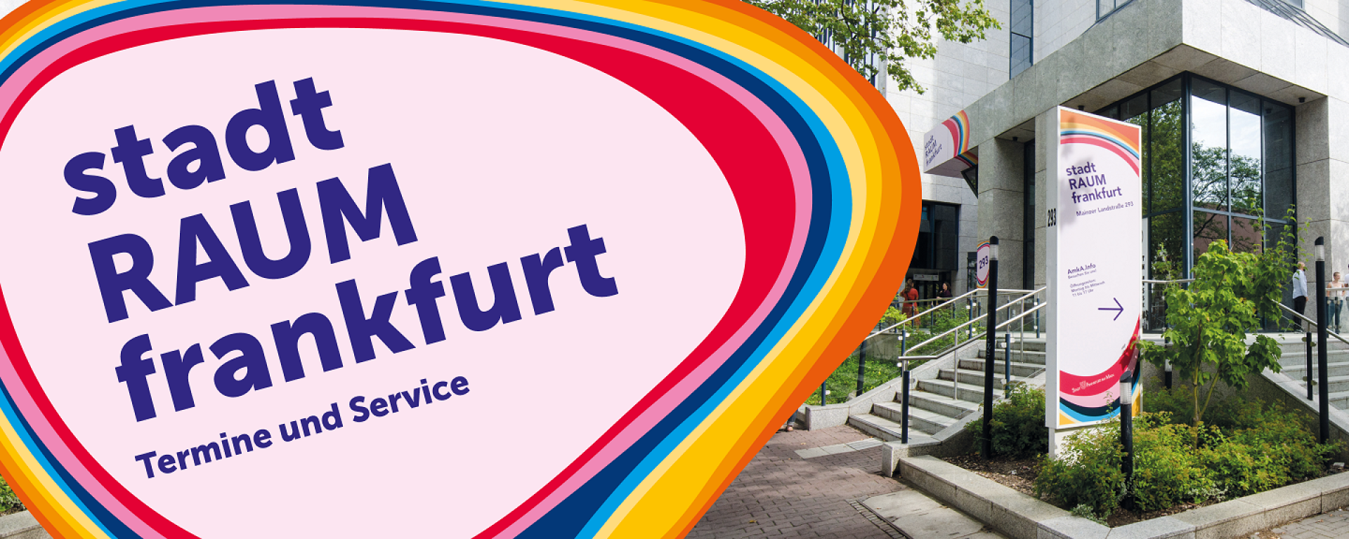 Eine breite Treppe führt zum Eingang des stadtRAUMfrankfurt. Links im Bild ist das Logo des stadtRAUMfrankfurt mit dem Zusatz "Termine und Service"