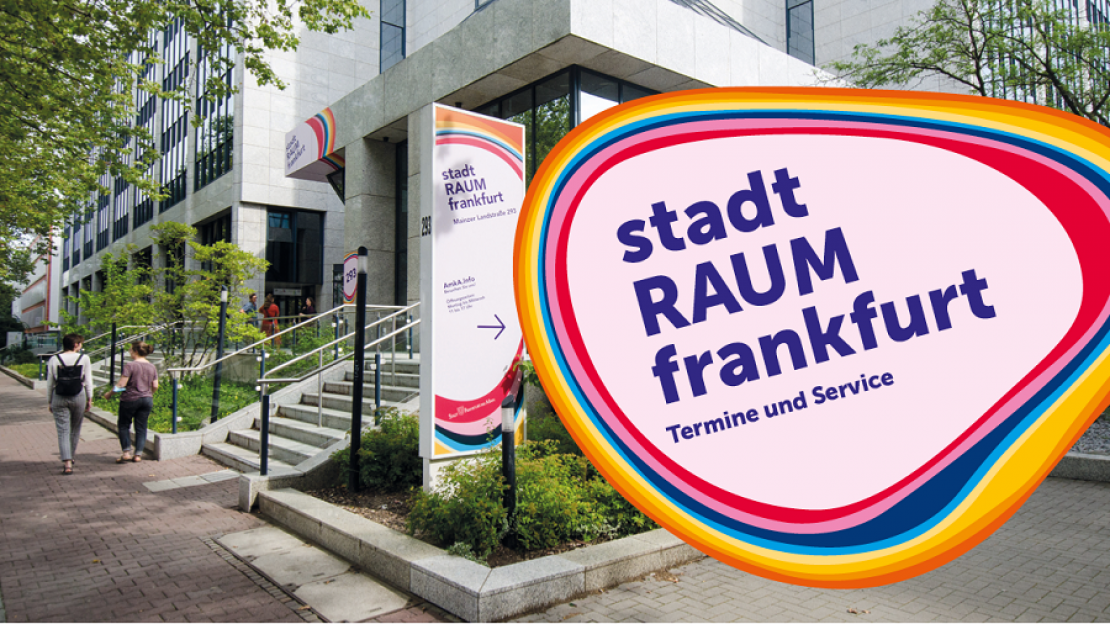 Der Eingang zum stadtRAUMfrankfurt: Eine breite Treppe führt von der Straße zur Tür.. Rechts im Bild ist das Logo des stadtRAUMfrankfurt mit dem Zusatz "Termine und Service".