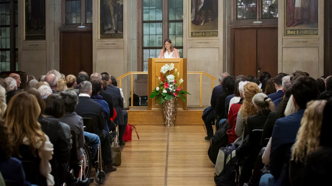 Blick in den Kaisersaal während der Preisverleihung bei der Rede von Fankfurts Bürgermeisterin und Diversitätsdezernentin Nargess Eskandari-Grünberg am Pult