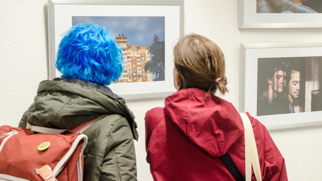 Zwei Personen betrachten ein Bild in einer Ausstellung