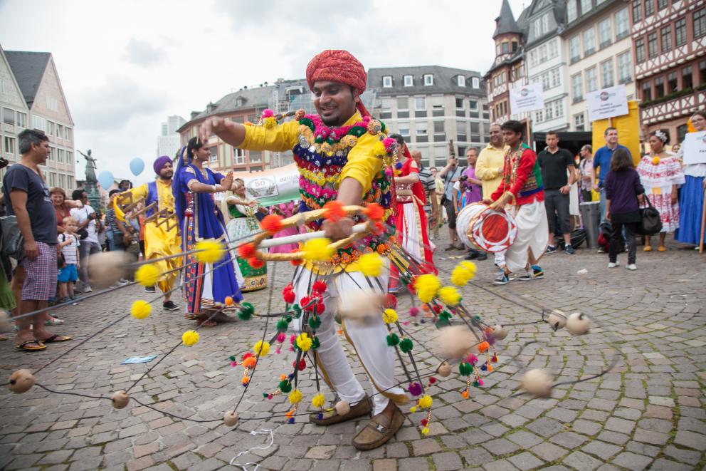 Ein Künstler in traditionellen Gewand auf den Straßen Frankfurts