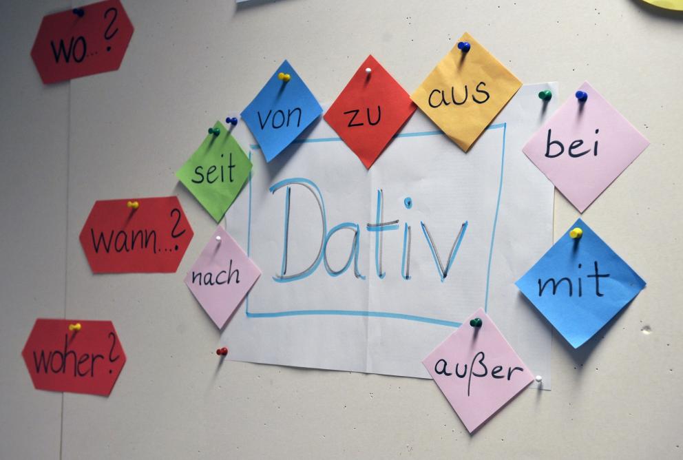 Ein Blatt mit Aufschrift "Dativ" als Symbol für deutsche Sprache